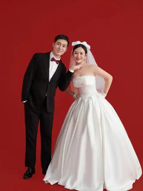 复古红底婚纱照太好看啦