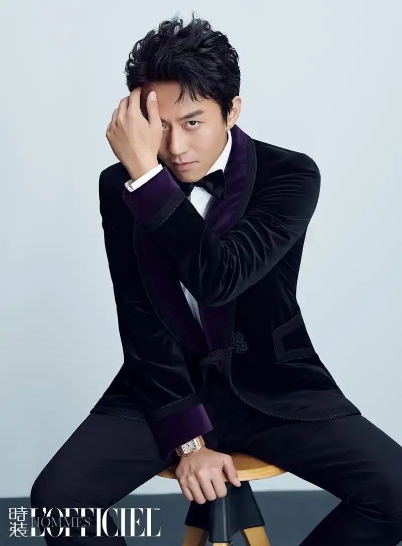 近日,邓超拍摄的一组封面写真大片曝光,镜头下的他绅士气质和顽童气质