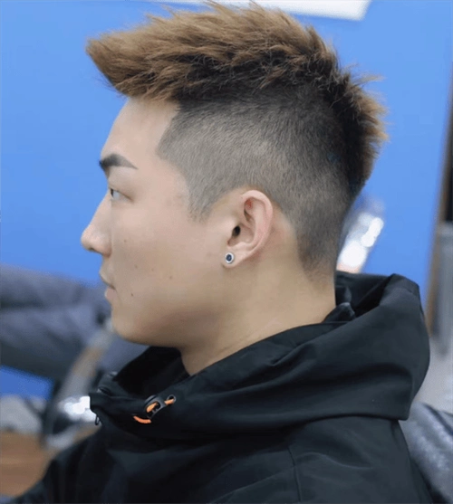 流行的男生短发推荐帅气时髦的前刺发型简单自然又大气