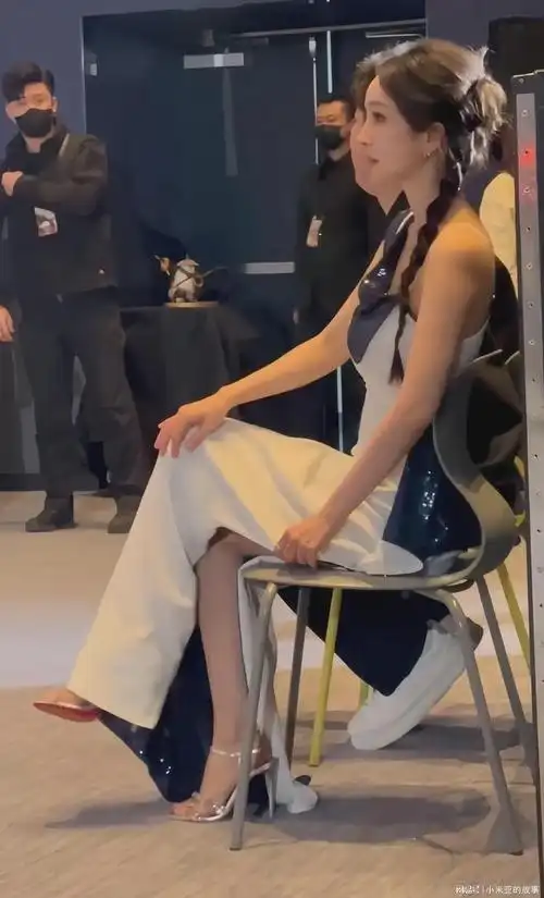 杨幂后台直拍流出,乖巧坐姿成焦点,网友:班花级女神!