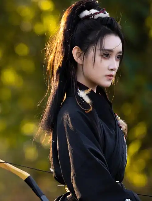 蒋依依古装侠女造型身穿黑衣手持长弓高束发马尾发型