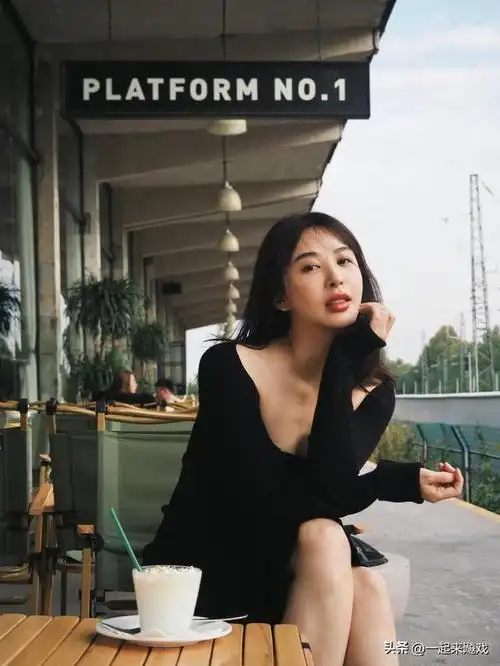 李菲儿的身材比例堪称尤物性感女神