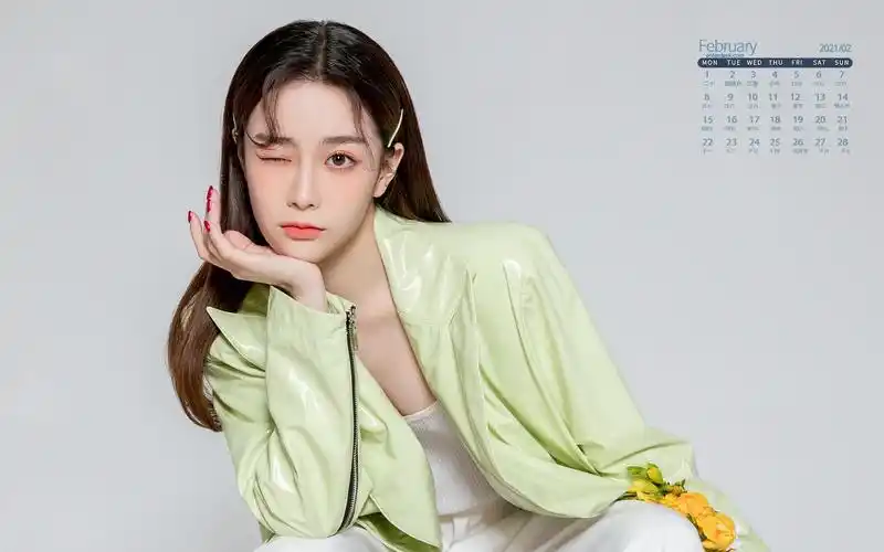 2021年2月文艺美女浅绿色外套时尚写真日历,月历壁纸-回车桌面