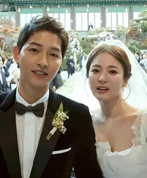 宋仲基带妻子看棒球赛近状曝光变化超大路人生图差点认不出