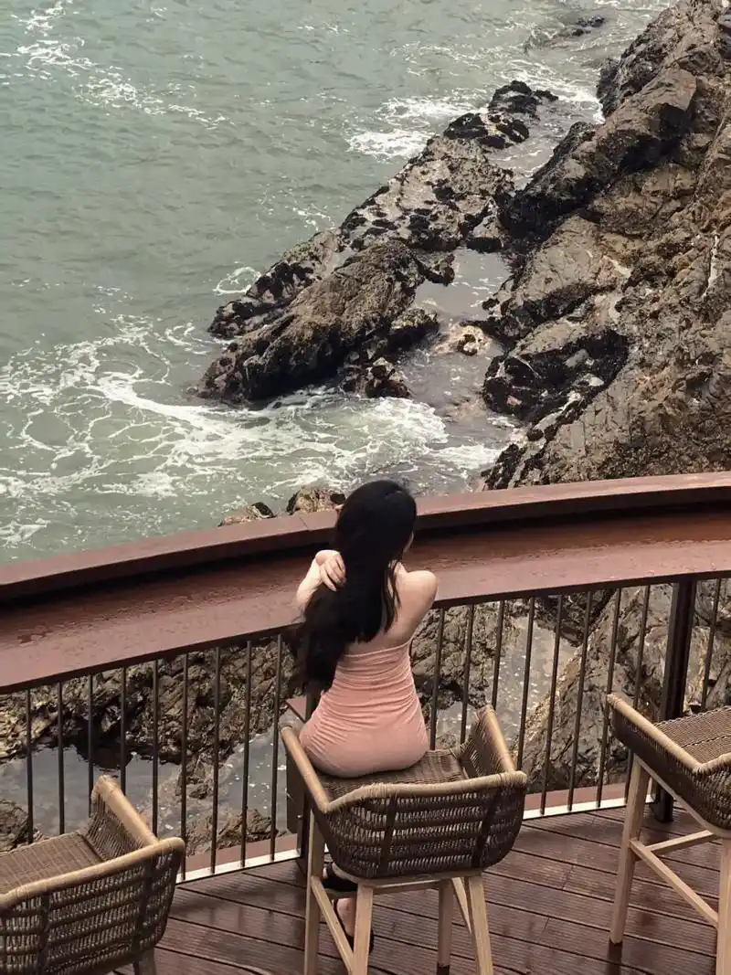 这个七夕那就和闺蜜过叭.#一起看海 #分享照片 #背影 #女 - 抖音