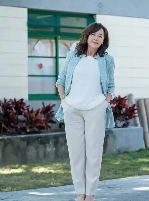 63岁恬妞老年发福也时髦,穿西装搭乐福鞋端庄显瘦,从容服老真美_显得