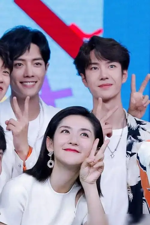 在快乐大本营中他们的一起合照的时候有谁注意到了肖战的手,羡羡附体?