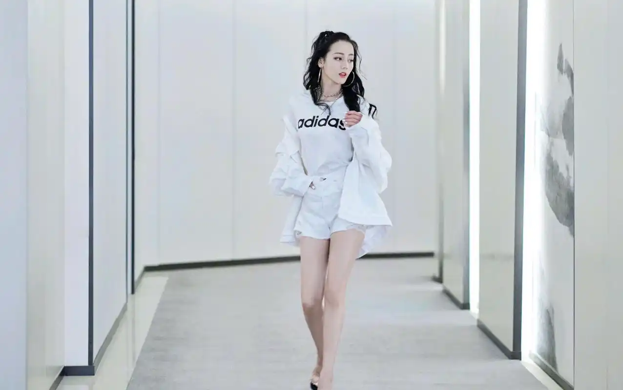 迪丽热巴人美又会穿白色工装配白色热裤轻松秀出漫画腿