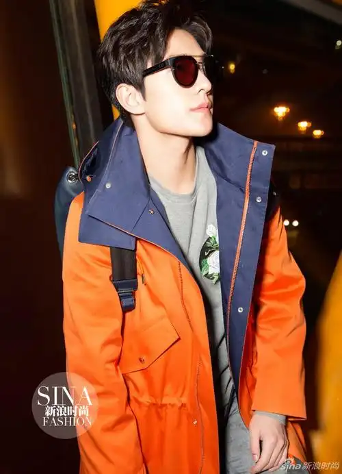 杨洋启程巴黎男装周 橙色派克大衣活力十足