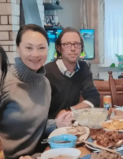 今年已经60岁的宋佳与外国老公定居在比利时多年,休息在家的这段时间