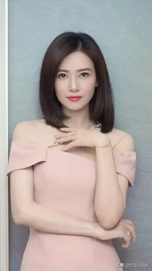 高圆圆五官端正气质柔美网友好靓丽的身材