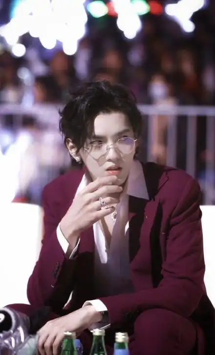 亦凡《嘉人》二月刊封面预告 用眼神说尽情愫 _吴亦凡