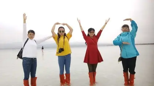 四人在茶卡盐湖来个l〇Ⅴe造型,美美哒.