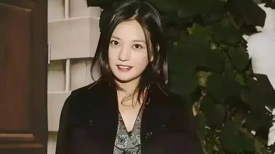 赵薇母亲魏启颖儿子离婚分走52亿女儿消失荧屏丈夫也去世