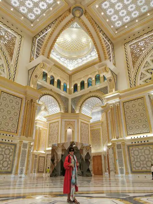 进入宫殿后,我们可以参观庆祝阿拉伯的风情,室内装修采用白色黄色和