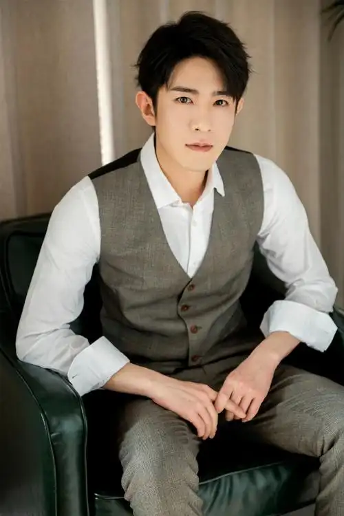 季肖冰儒雅斯文西装写真图片16