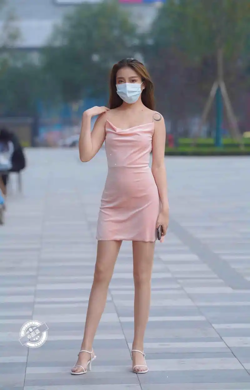 贴身提臀的包臀裙,拉长身材比例,气质提升