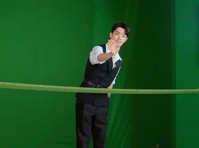 肖战usmile幕后花絮公开 灿烂笑容释放无限魅力