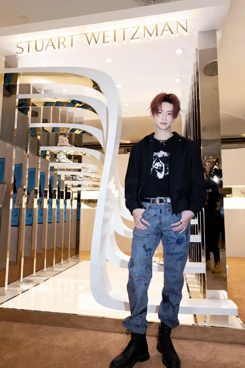 小鬼新闻210421小鬼王琳凯出席活动现场高清图掉落可清纯无辜可热辣