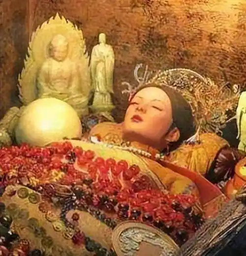 原创康熙女儿墓被发掘墓中龙袍镶有数万珍宝腿上残留奇怪液体