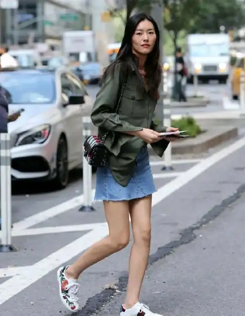 刘雯穿搭真接地气,军绿色衬衫配牛仔短裙简约随性,好洒脱