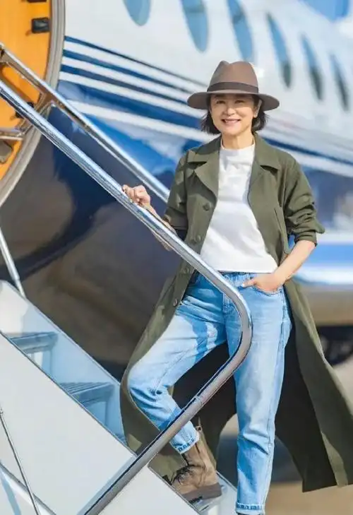 值得大家注意的是,虽然林青霞的身材,气质,相貌比年轻时差一点,但衣品