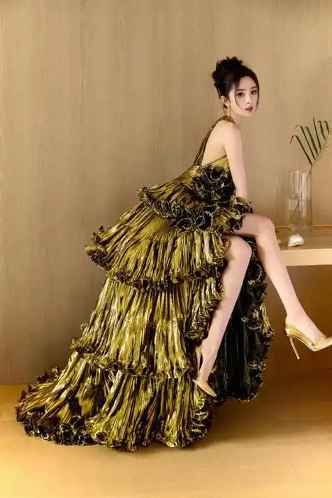 杨幂冬至惊艳亮相,金色礼服展现高贵气质,网友赞叹美得无法挑剔