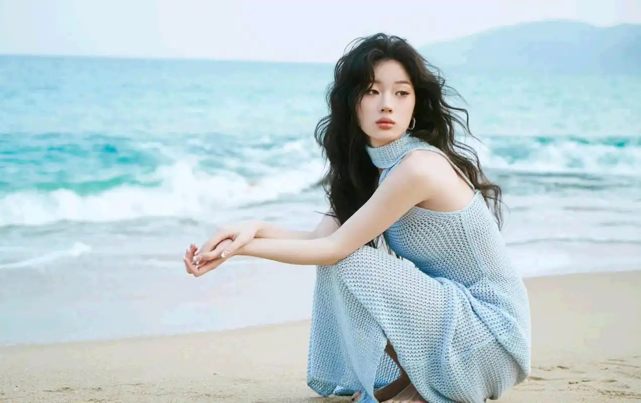 单依纯赤脚踩在沙滩上应该很舒服吧?[开心]