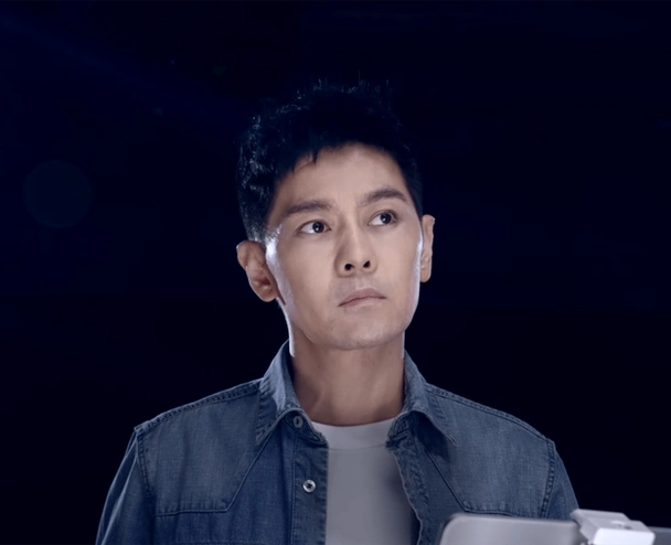 林志颖社交账号分享近照,车祸事件后暴瘦明显,跟保安学起了耍酷