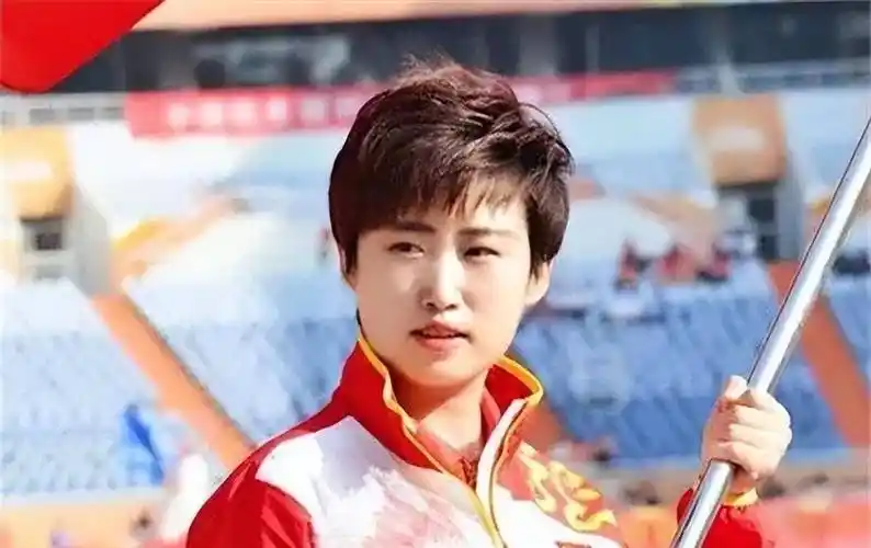 施之皓:赴巴新执教,二婚娶弟子李楠,弃用郭跃引争议