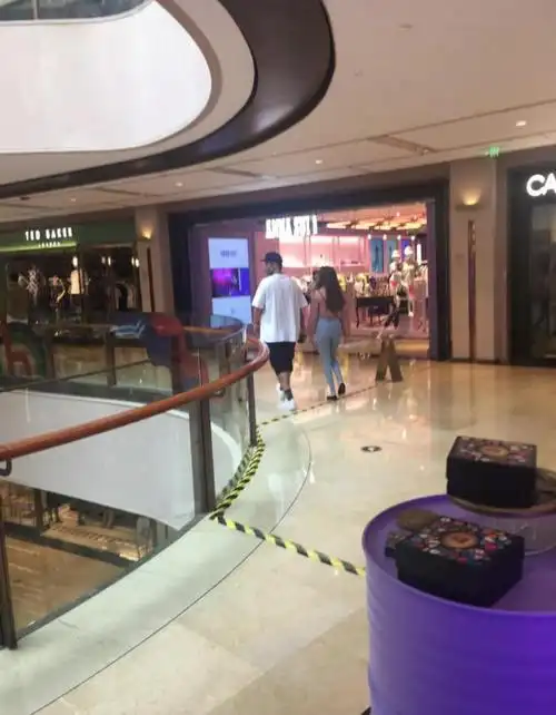 偶遇蒋劲夫携新女友逛街吃饭生图下她的真实身材曝光了