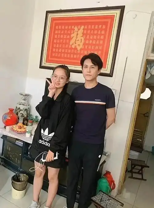 靳东回老家探亲毫无星架穿蓝t黑裤和邻居合影45岁帅成大男孩