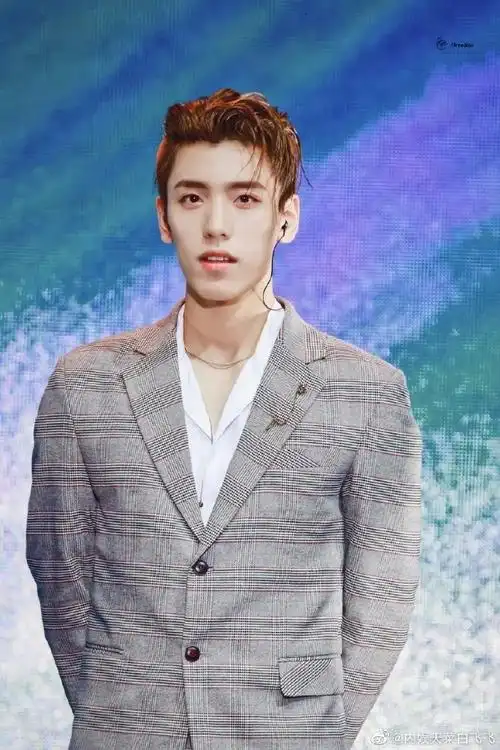 王子异综艺截图#王子异这个脸其实有点吃角度,侧脸下颌线还是不吹的