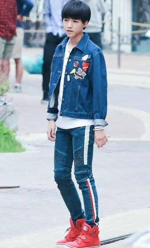 肌肉男:王俊凯牛仔帅气出街-小虾米