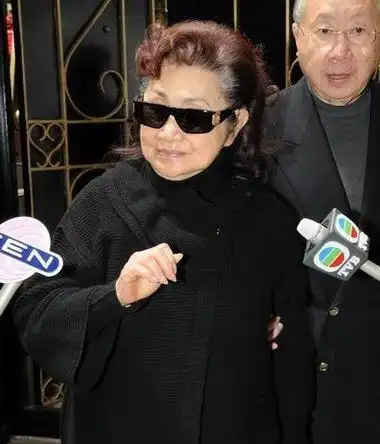 严珍纳众明星好友为严珍纳过生日已故影星邓光荣(大哥)的太太严珍纳