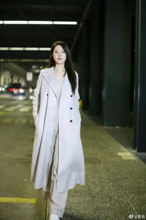 曾黎晒米兰机场随拍##曾黎分享米兰机场随拍