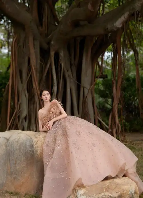 关晓彤金鸡奖闭幕式红毯造型身穿裸色抹胸礼服