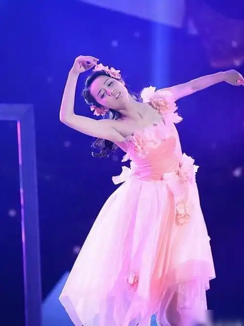 吕一没有说谎,在跳舞的过程中痛到流泪,她也没想过要放弃舞蹈,一秒都