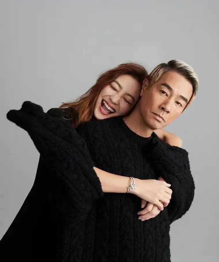 晒与陈小春亲吻照,自称婚姻中她占主动_双方_生活_照片