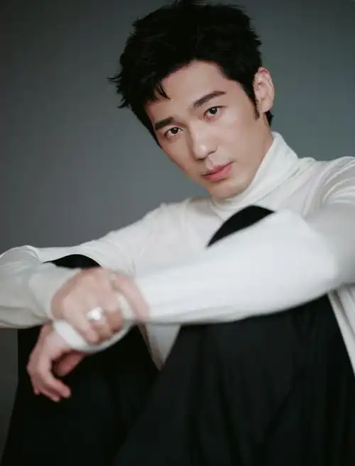 白宇超话色彩点亮黑白光影,光影流转间,寻静谧一隅,定格品质瞬间.