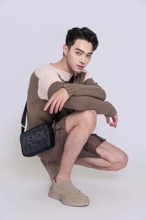 欢娱影视演员@许凯soso 身着fendi 2022春夏男士系列