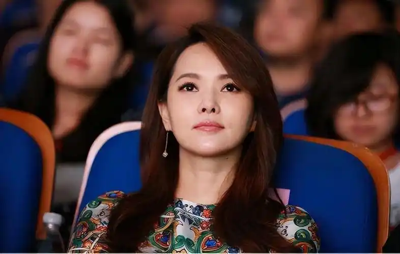 演员伊能静表示:48岁高龄为小丈夫生孩子,是这辈子最正确的决定