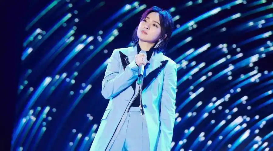 舍不得分开在每一次醒来 不用再徘徊你就是我最美的期待 我睁开双眼