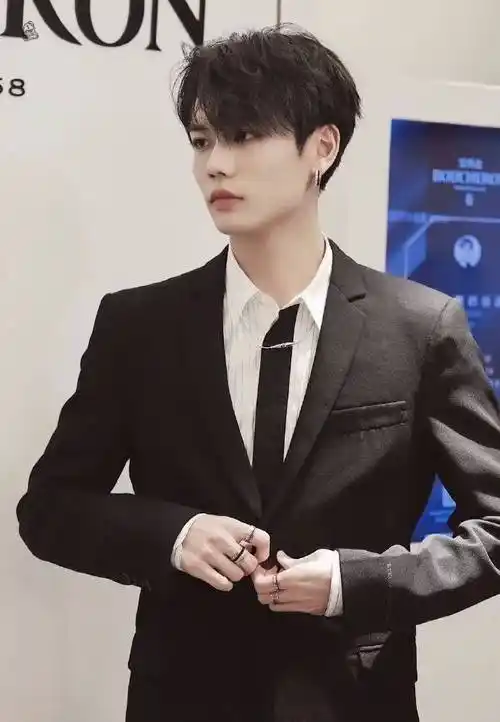 小咕每日安利#——林彦俊黑西装合集矜贵优雅的林彦俊,谁会不喜欢啊