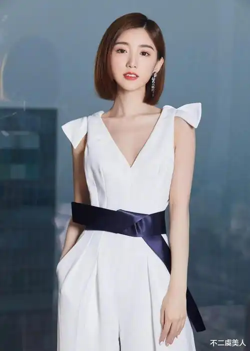 85后天津美女明星毛晓彤,雪肤玉貌,美不胜收