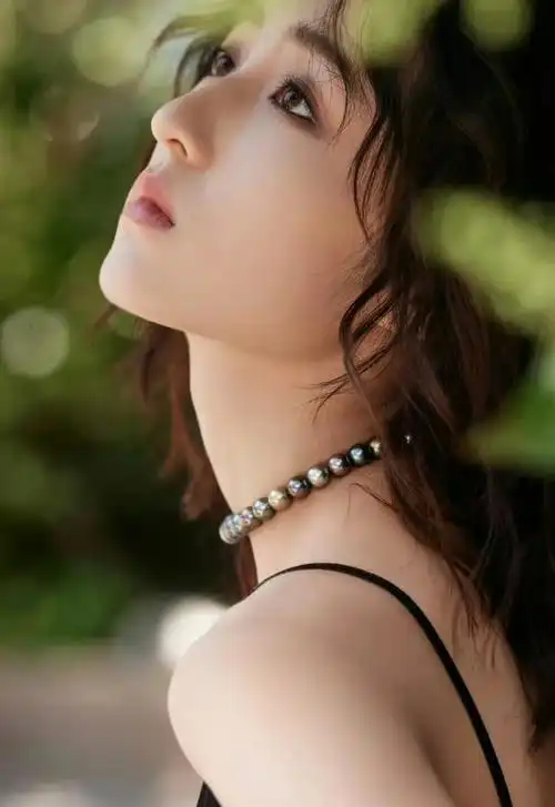 近日,张子枫的一组吊带阔腿裤造型照片引发网络热议,不少网友对其着装