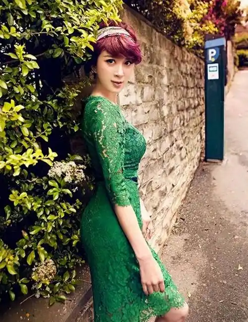 金巧巧都48岁了还有少女身材,穿紧身裙曲线真够抢眼,真长脸_女性_魅力