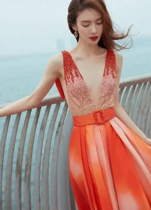 原创金晨穿深v露背吊带裙!雪肤娇嫩性感撩人咋惨遭吐槽?