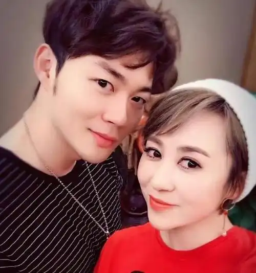 马丽和许文赫之间相差整整十岁,两人的恋情一曝光,立即让许多网友难以