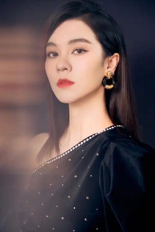 郁可唯斜肩礼服性感写真图片59